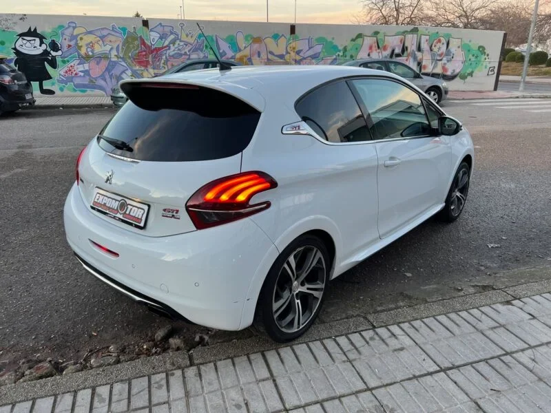 PEUGEOT 208 GTI